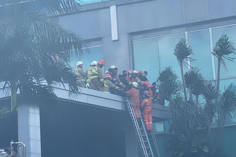 Dinas Kebakaran kerahkan ratusan personel ke Gedung Cyber Mampang