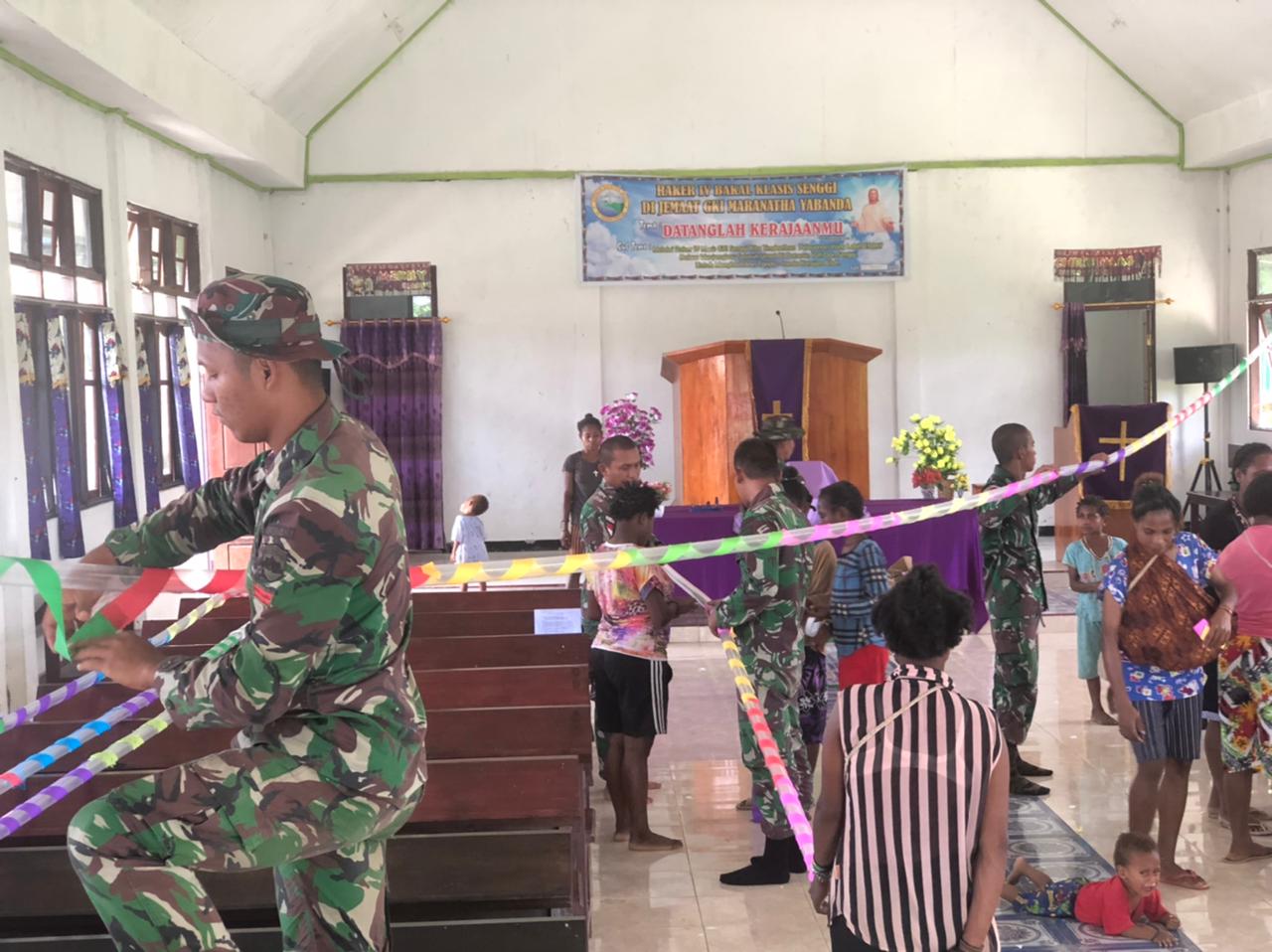 Jelang Natal, personel Satgas Pamtas 126/KC bantu dekor gereja di perbatasan 