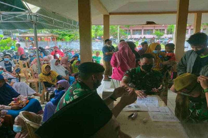 TNI-Polri di Pamekasan lanjutkan vaksinasi ke desa-desa TNI-Polri di Pamekasan lanjutkan vaksinasi ke desa-desa