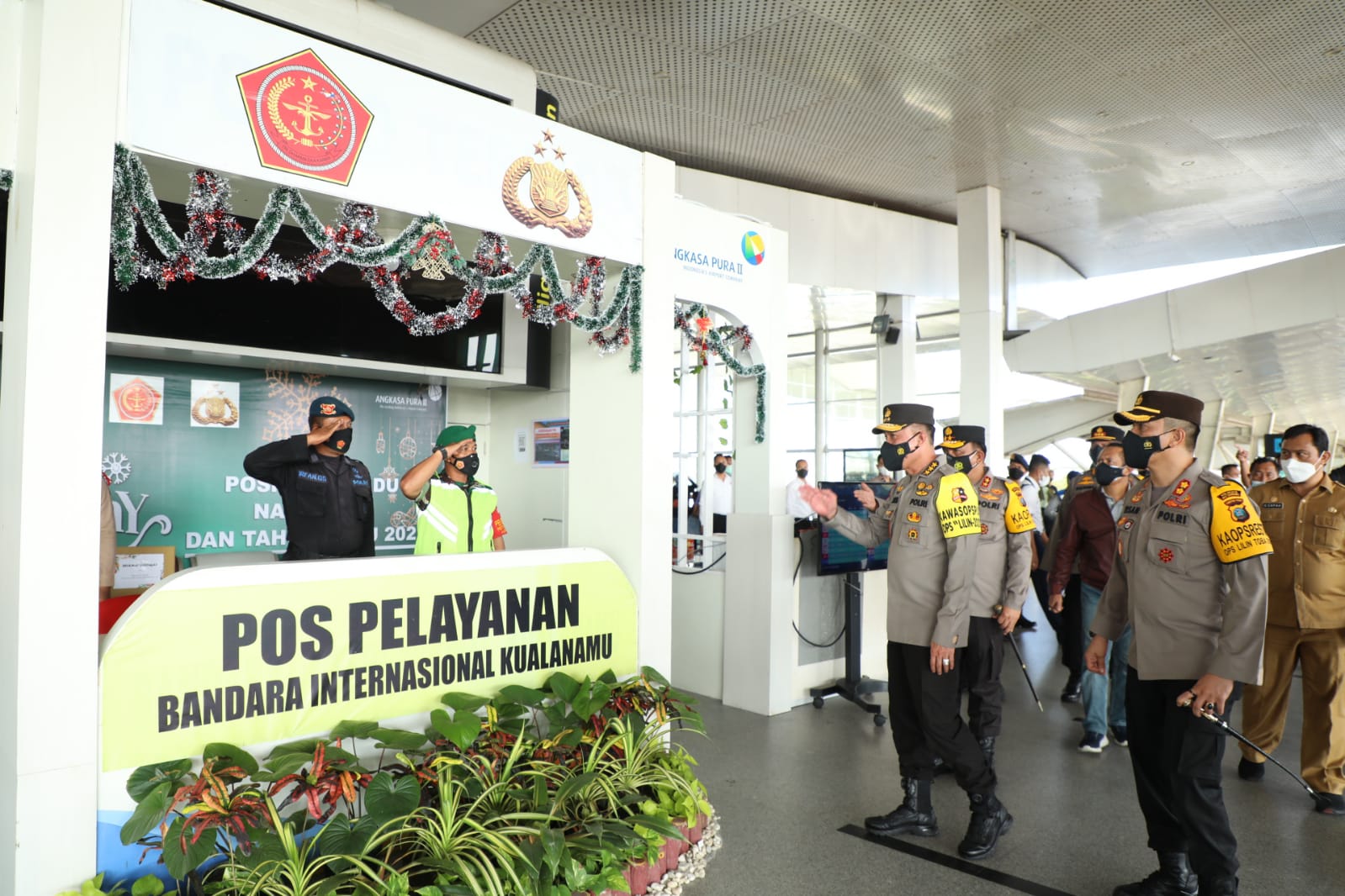 Nataru, Irwasum dan Kapolda Sumut cek pos pelayanan di Bandara Kualanamu Nataru, Irwasum dan Kapolda Sumut cek pos pelayanan di Bandara Kualanamu