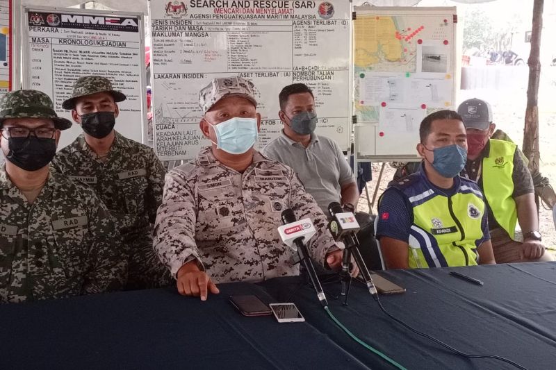 16 orang korban perahu karam belum ditemukan 16 orang korban perahu karam belum ditemukan