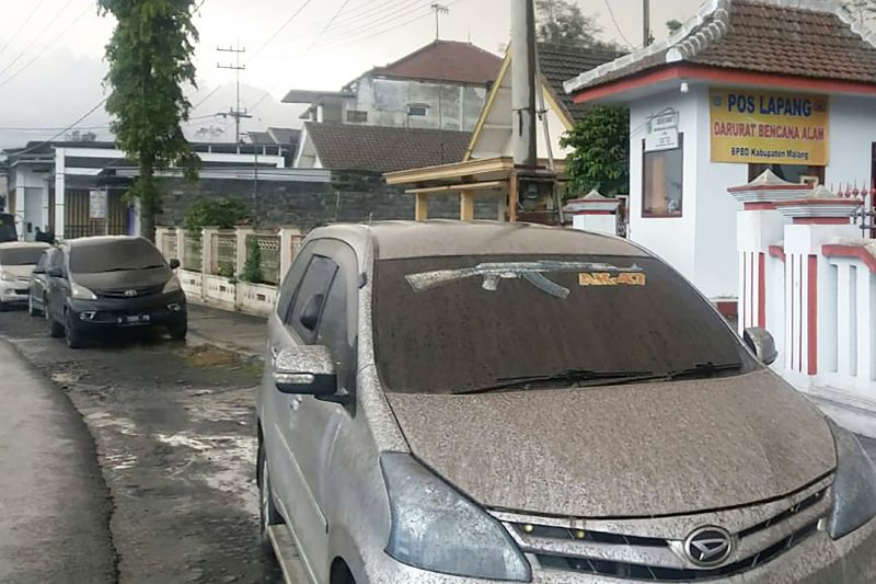 Kabupaten Malang terguyur hujan abu vulkanik letusan Gunung Semeru Kabupaten Malang terguyur hujan abu vulkanik letusan Gunung Semeru