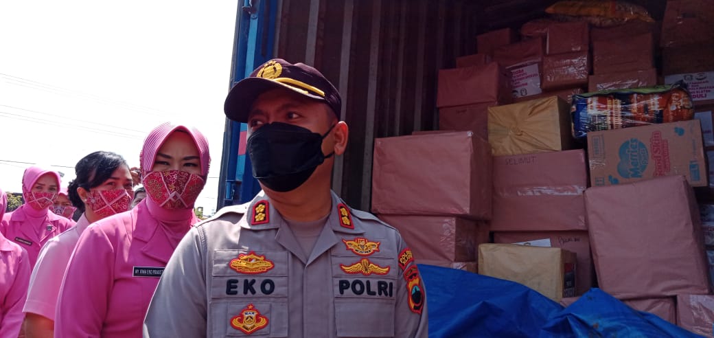 Polres Klaten kirim tiga truk bantuan sembako untuk korban erupsi Semeru Polres Klaten kirim tiga truk bantuan sembako untuk korban erupsi Semeru