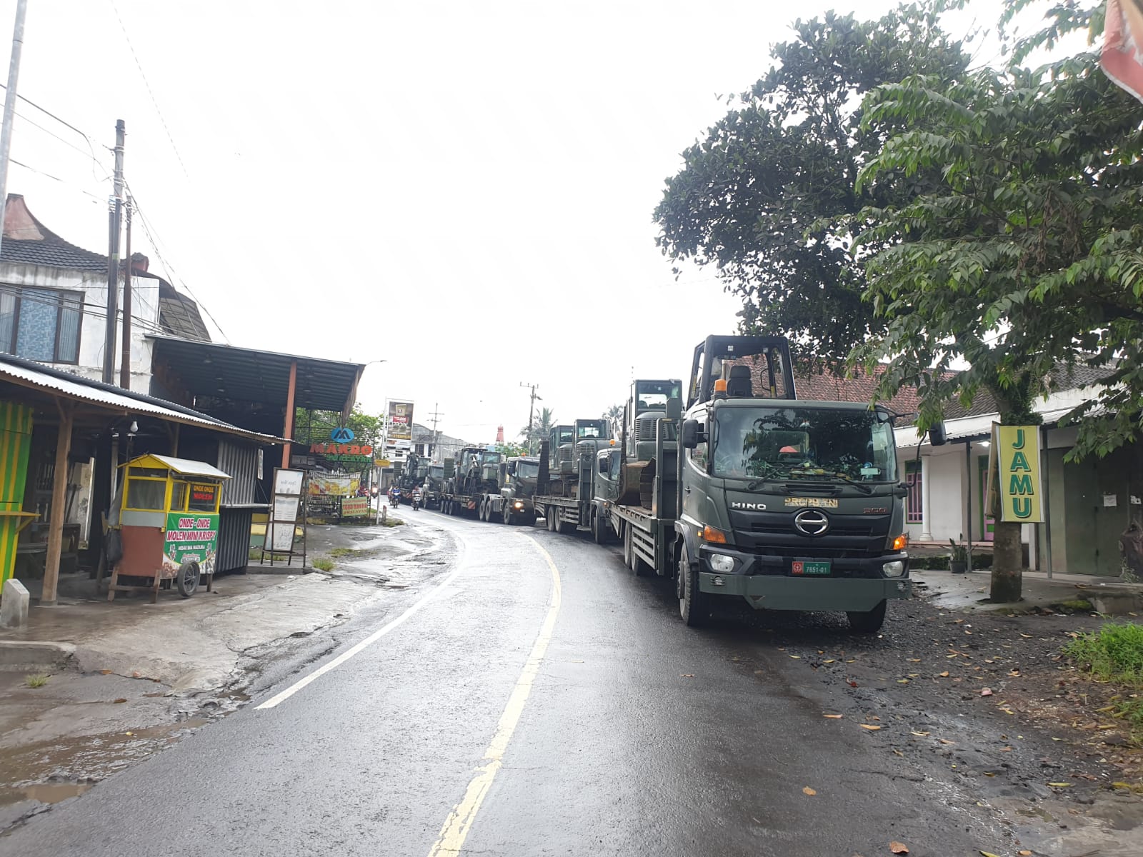 Panglima TNI tambah alat berat untuk perkuat BNPB dalam penanganan erupsi Semeru Panglima TNI tambah alat berat untuk perkuat BNPB dalam penanganan erupsi Semeru