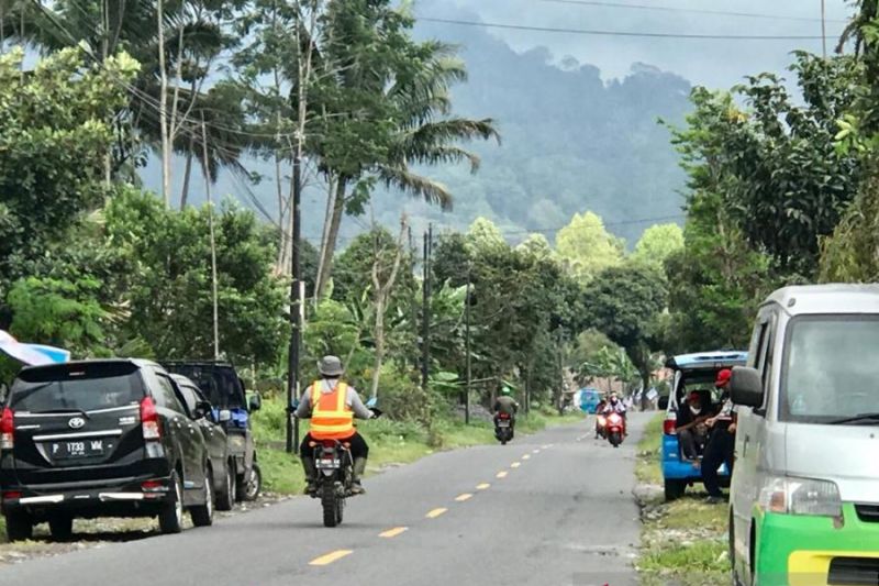 Cuaca terpantau cerah di sekitar lereng Semeru pada Kamis pagi
