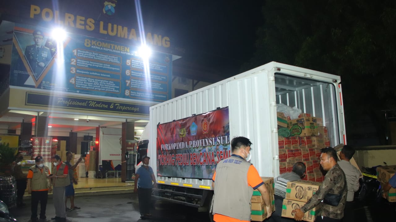 Polda Sulut kawal pengiriman bantuan Forkopimda bagi korban erupsi Semeru Polda Sulut kawal pengiriman bantuan Forkopimda bagi korban erupsi Semeru