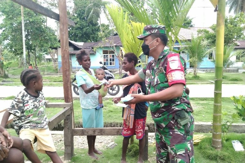 TNI bagikan masker dan sarung tangan gratis kepada warga Mimika Papua