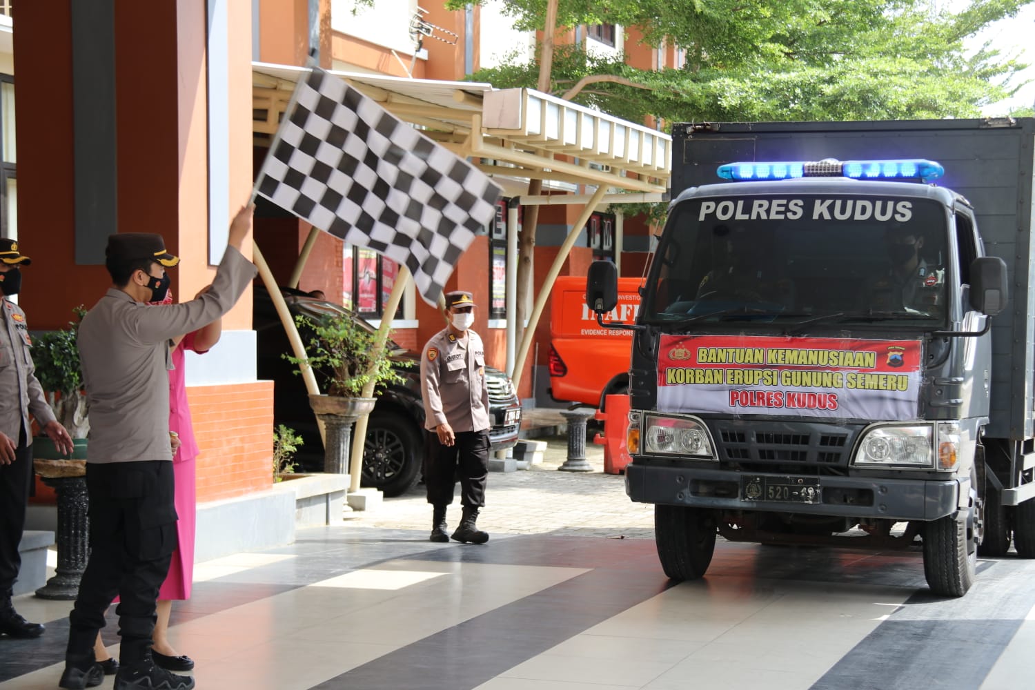 Polres Kudus berangkatkan satu truk bantuan bagi korban erupsi Semeru Polres Kudus berangkatkan satu truk bantuan bagi korban erupsi Semeru