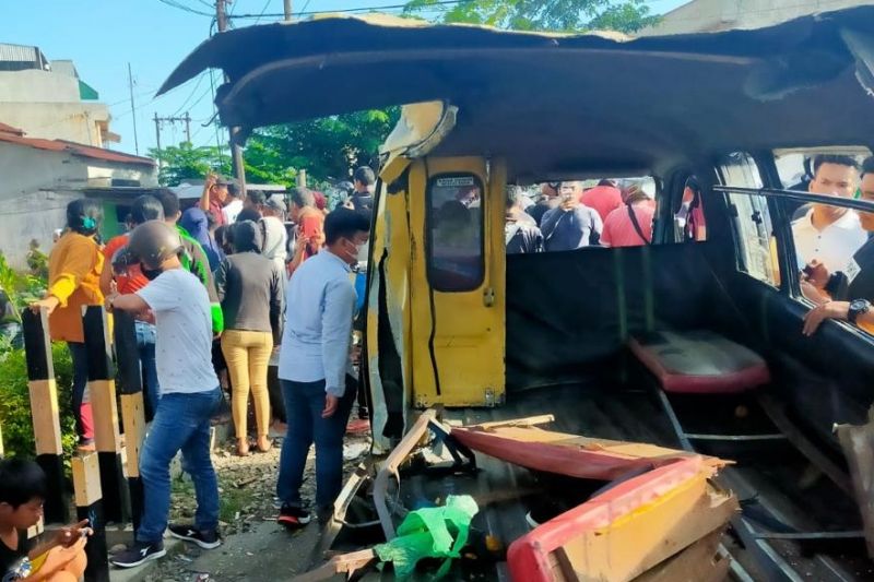 Kereta api tabrak angkot di Medan empat meninggal dan enam luka Kereta api tabrak angkot di Medan empat meninggal dan enam luka