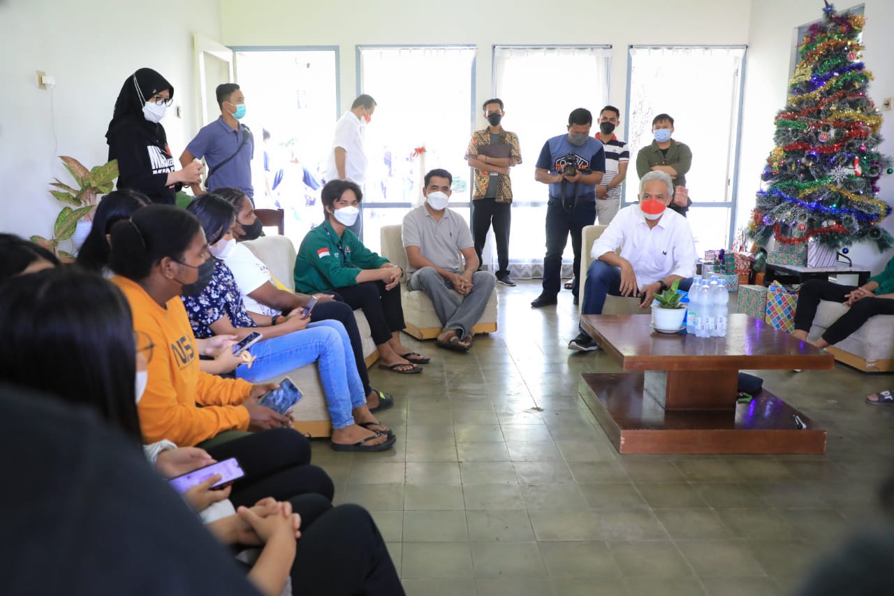 Tak pulang saat Natal, mahasiswa berbagai etnis bersukacita di asrama bersama Ganjar Tak pulang saat Natal, mahasiswa berbagai etnis bersukacita di asrama bersama Ganjar