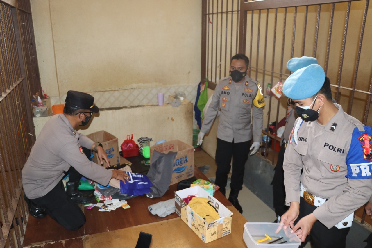 Antisipasi sajam, Wakapolres Kudus cek ruang tahanan Antisipasi sajam, Wakapolres Kudus cek ruang tahanan