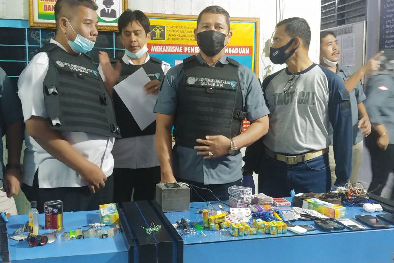 Kemenkumham dan BNNP Sumbar geledah Lapas Pariaman Kemenkumham dan BNNP Sumbar geledah Lapas Pariaman