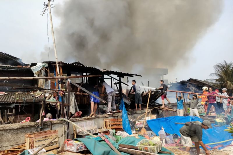 17 unit armada padamkan kebakaran di Pasar Gaplok 17 unit armada padamkan kebakaran di Pasar Gaplok