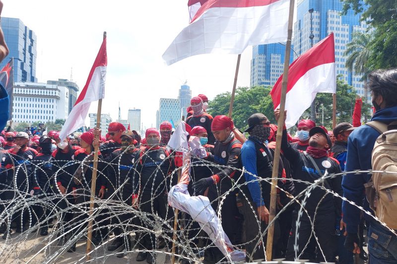 Buruh paksa terobos barikade polisi di Jalan Merdeka Barat Buruh paksa terobos barikade polisi di Jalan Merdeka Barat