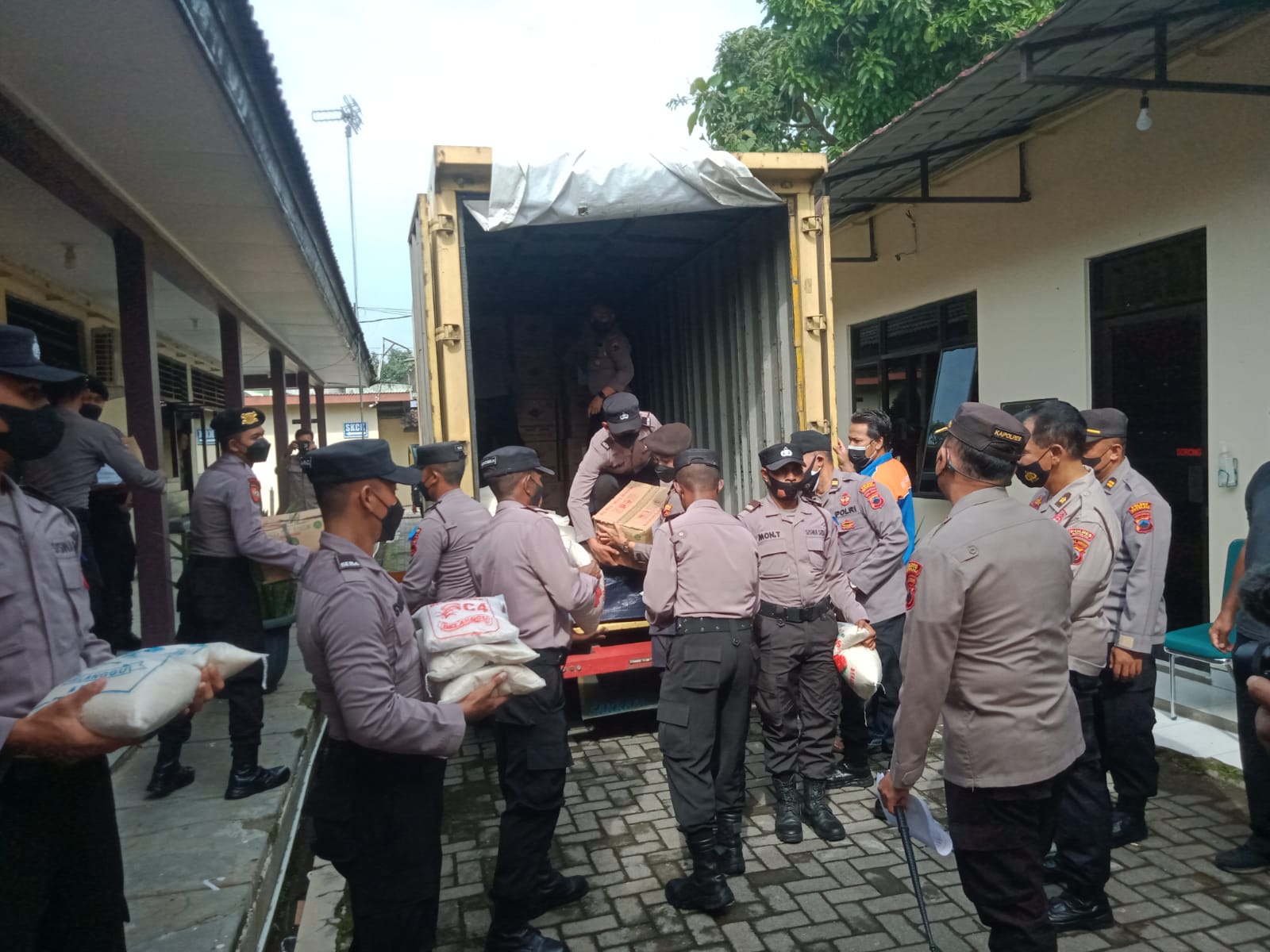 Peduli korban erupsi Semeru, Polres Boyolali kirim bantuan ke Lumajang Peduli korban erupsi Semeru, Polres Boyolali kirim bantuan ke Lumajang