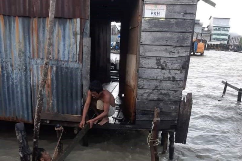 Suku Laut korban gelombang pasang di Riau terima bantuan logistik