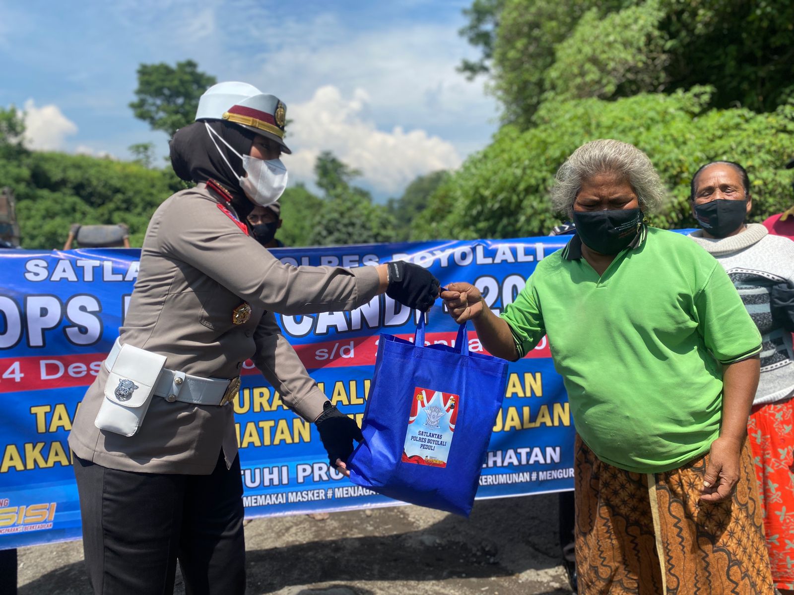 Peringati Natal dan Operasi Lilin Candi, polisi bagikan sembako kepada penambang pasir Peringati Natal dan Operasi Lilin Candi, polisi bagikan sembako kepada penambang pasir