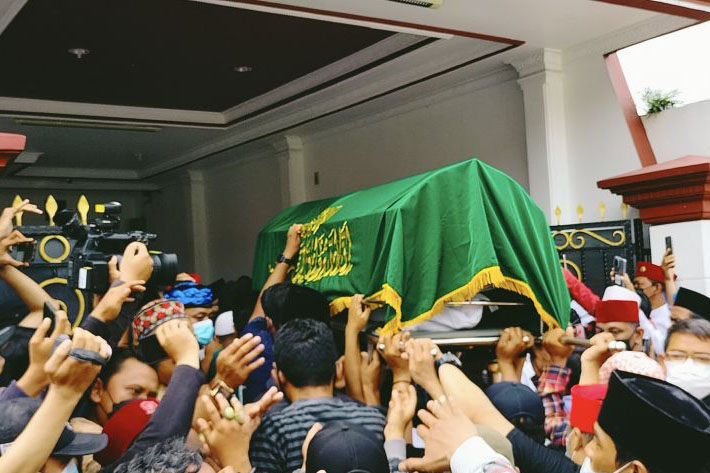 Jenazah Haji Lulung tiba di rumahnya
