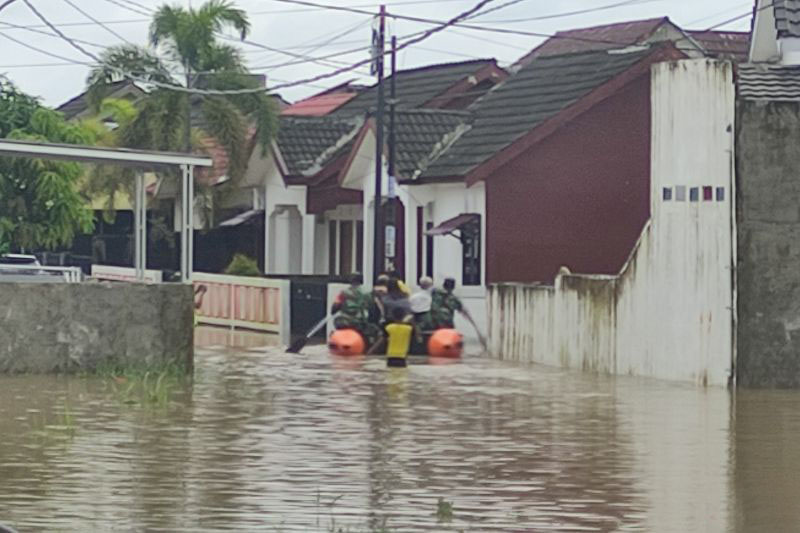 Tim SAR evakuasi ratusan warga di Palembang yang terdampak banjir Tim SAR evakuasi ratusan warga di Palembang yang terdampak banjir