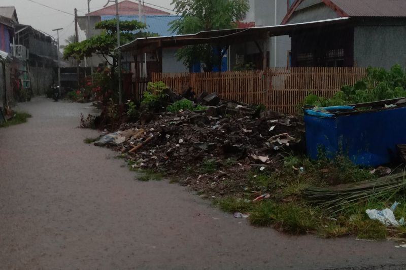Banjir rob di Mamuju rendam rumah warga