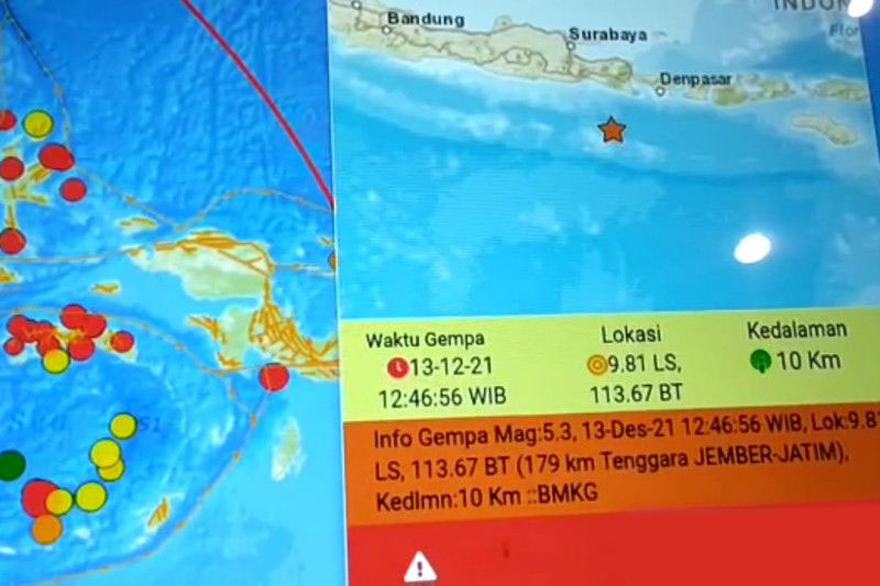 Sebagian warga Jember berhamburan saat gempa bermagnitudo 5,3 Sebagian warga Jember berhamburan saat gempa bermagnitudo 5,3