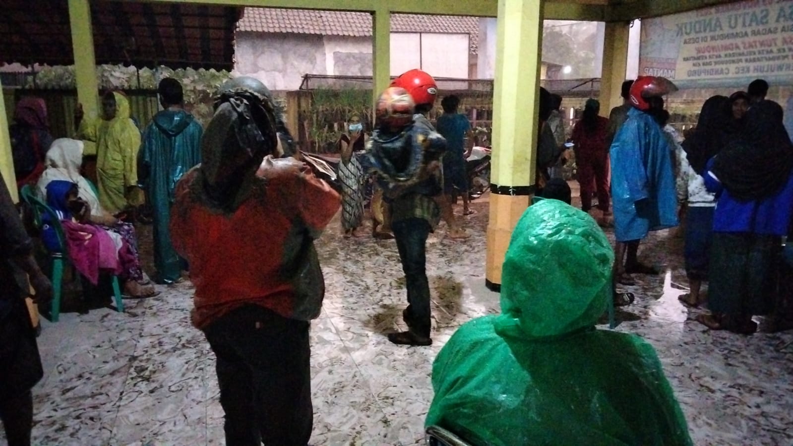Erupsi Semeru, warga padati kantor desa di Kecamatan Pronojiwo Erupsi Semeru, warga padati kantor desa di Kecamatan Pronojiwo
