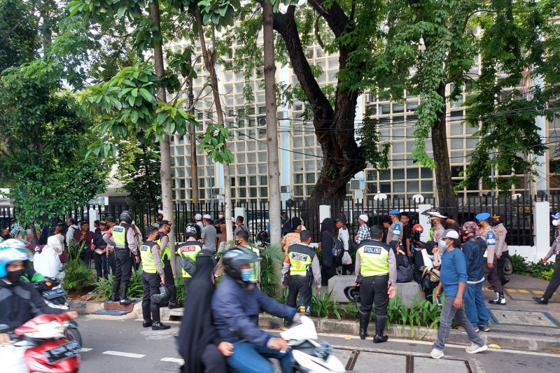 Polisi bubarkan massa Reuni 212 di Sarinah Polisi bubarkan massa Reuni 212 di Sarinah