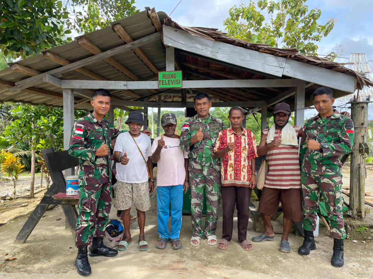 Kepala Kampung Somografi dan perwakilan warga Umuaf kunjungi Donpos Pamtas RI-PNG Kepala Kampung Somografi dan perwakilan warga Umuaf kunjungi Donpos Pamtas RI-PNG