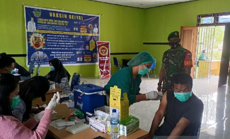 TNI lakukan pendampingan vaksinasi warga Deiyai Papua