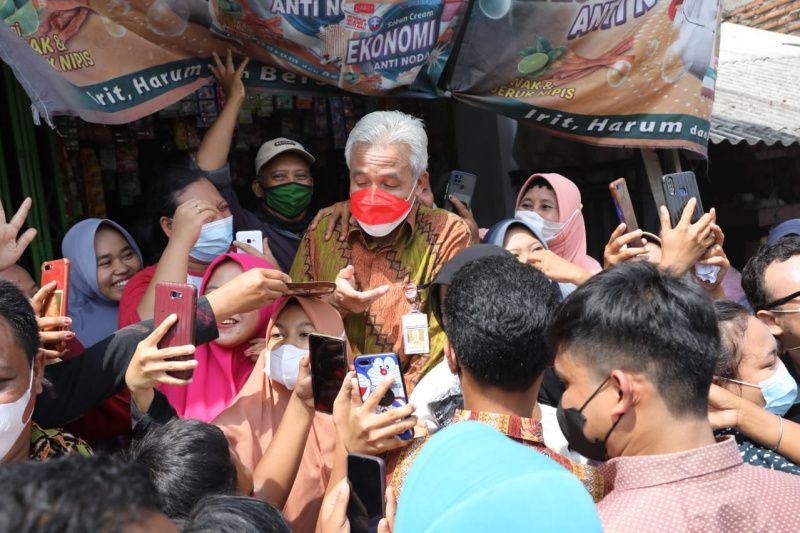 Ganjar dikerubuti warga saat dampingi Presiden Jokowi kunjungi Blora