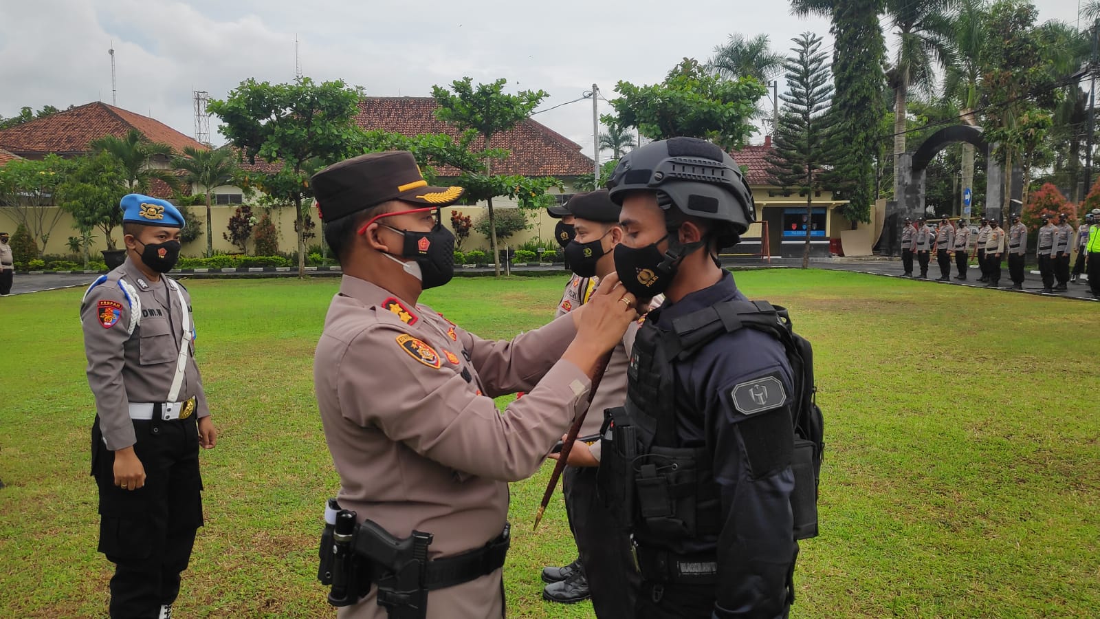 Kapolres Magelang serahkan bantuan metal detector kepada Unit Pam Obvit Kapolres Magelang serahkan bantuan metal detector kepada Unit Pam Obvit
