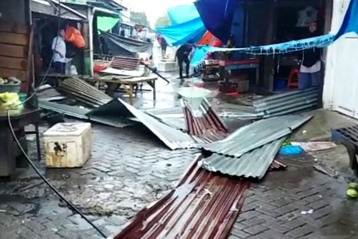 Angin puting beliung terjang Kota Makassar, lima titik terdampak Angin puting beliung terjang Kota Makassar, lima titik terdampak