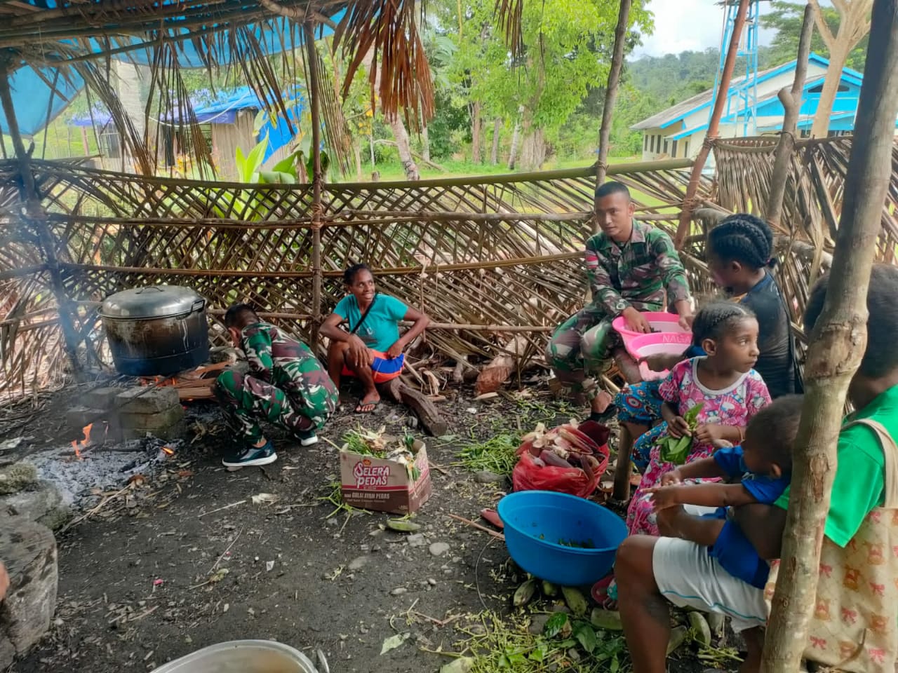 Masak bersama, salah satu wujud komsos TNI dan warga di wilayah perbatasan Masak bersama, salah satu wujud komsos TNI dan warga di wilayah perbatasan