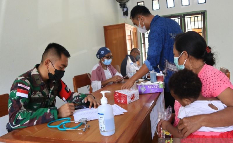 Satgas TNI-FK Uncen berikan layanan kesehatan warga perbatasan RI-PNG