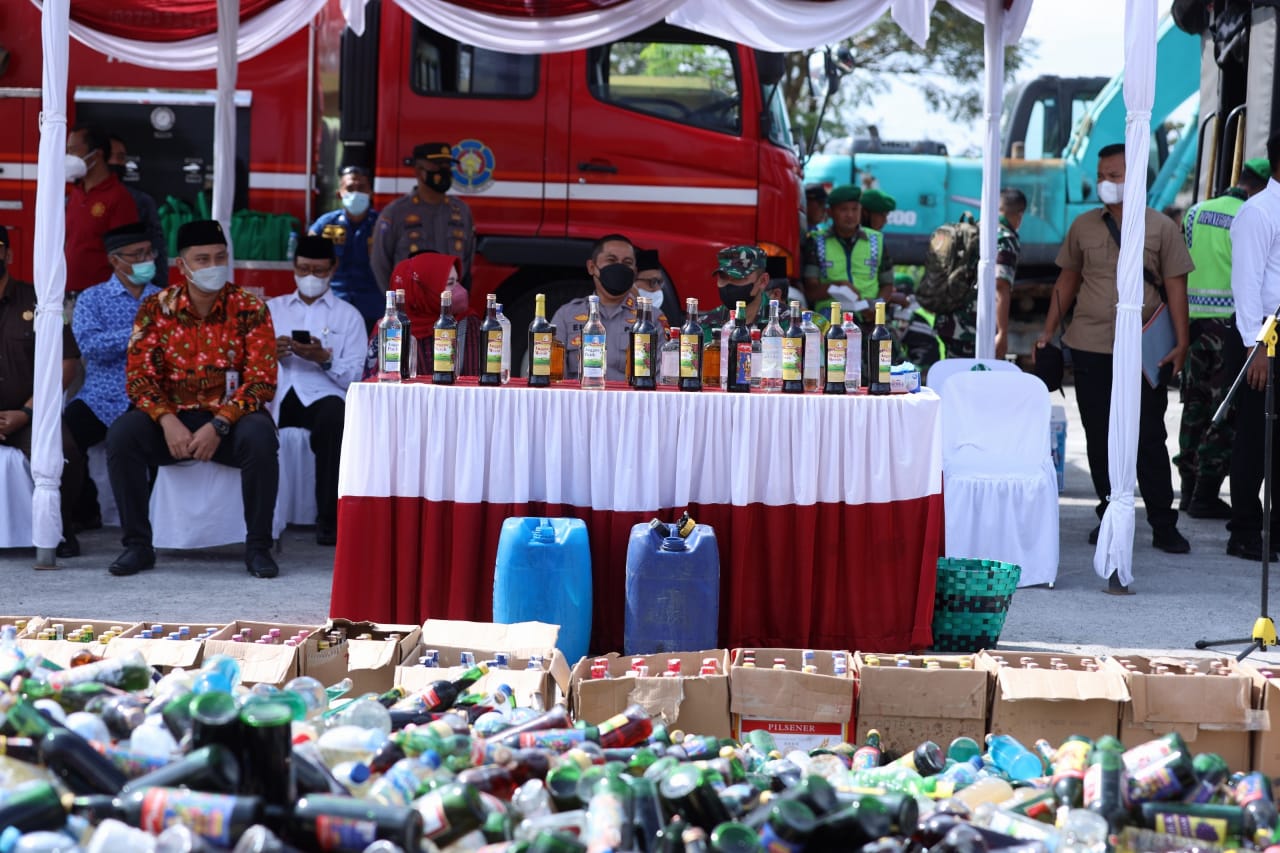 Polres Klaten musnahkan 9.198 botol miras ilegal jelang Operasi Lilin Candi 2021 Polres Klaten musnahkan 9.198 botol miras ilegal jelang Operasi Lilin Candi 2021