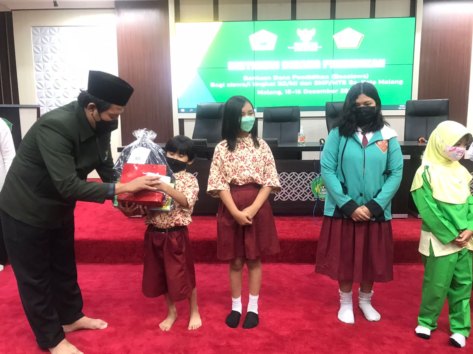 200 anak yatim piatu korban Covid-19 dapat bantuan dana pendidikan 200 anak yatim piatu korban Covid-19 dapat bantuan dana pendidikan