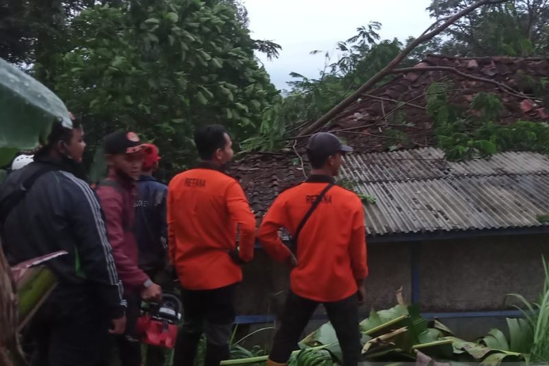 BPBD Cianjur mencatat 37 rumah rusak akibat puting beliung BPBD Cianjur mencatat 37 rumah rusak akibat puting beliung