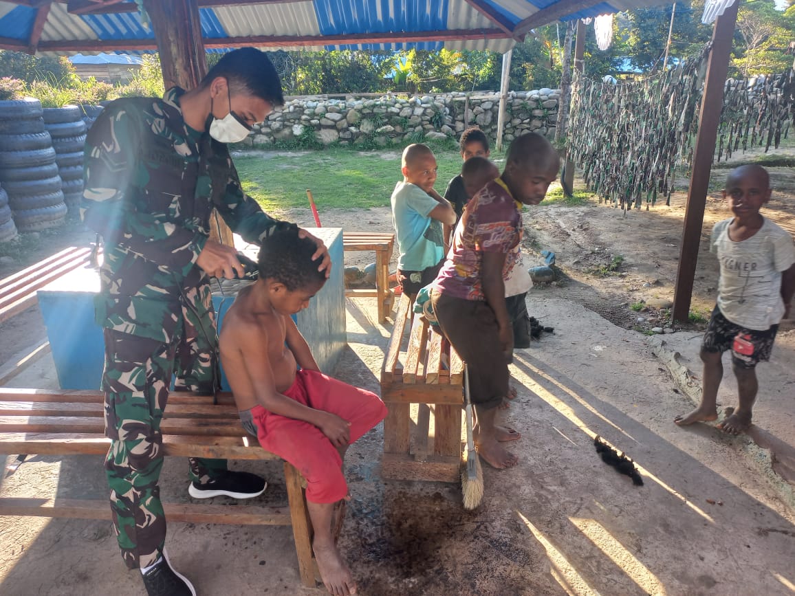 Peduli kerapian dan kesehatan, Satgas Yonif RK 751/VJS cukur rambut warga Peduli kerapian dan kesehatan, Satgas Yonif RK 751/VJS cukur rambut warga