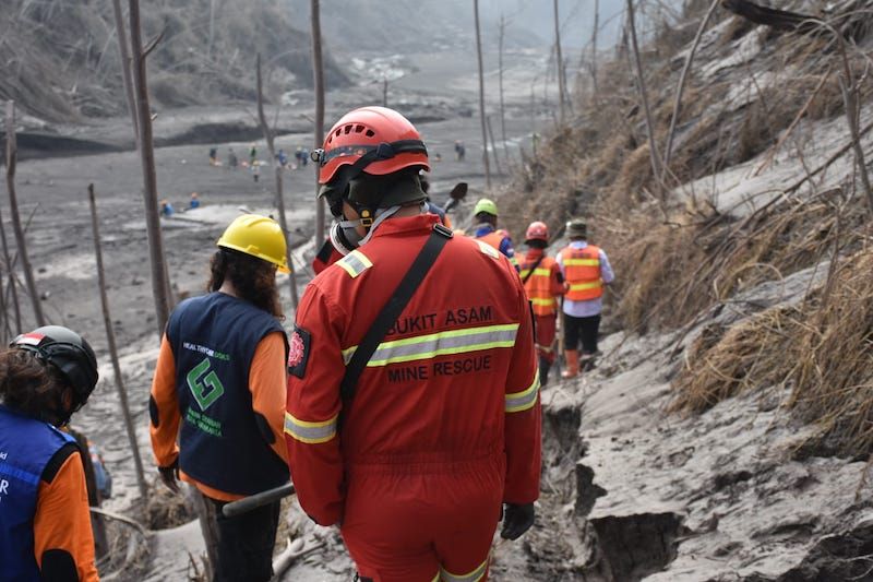 Tim ERG Bukit Asam bantu korban erupsi Gunung Semeru Tim ERG Bukit Asam bantu korban erupsi Gunung Semeru