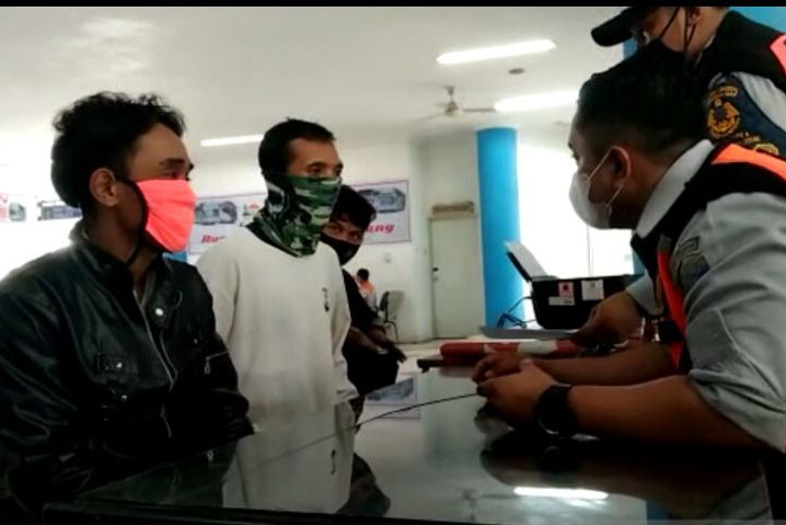 Tiga penumpang bus di Pekanbaru diturunkan karena belum divaksin