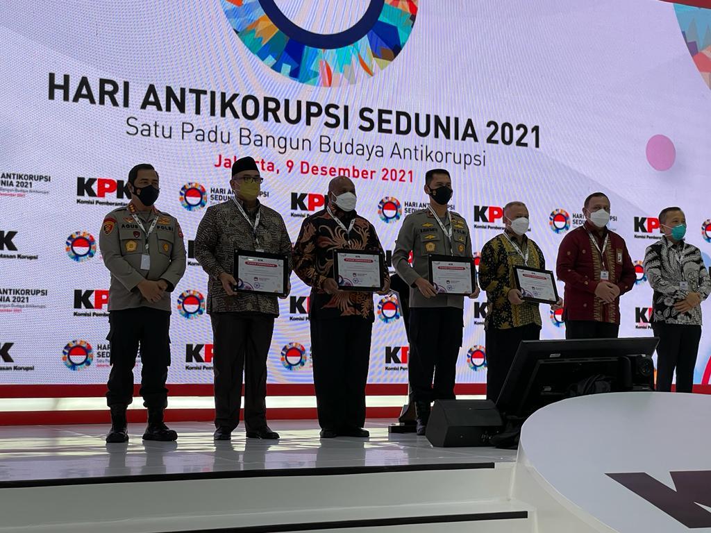 Polda Sumut terima piagam penghargaan sebagai Polda Terbaik di Hari Anti Korupsi Polda Sumut terima piagam penghargaan sebagai Polda Terbaik di Hari Anti Korupsi