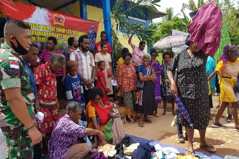 Satgas TNI bagikan pakaian ke warga perbatasan RI-PNG