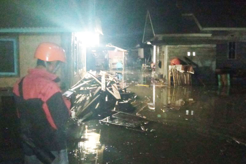 Banjir menggenangi permukiman warga di bagian wilayah Lombok Timur Banjir menggenangi permukiman warga di bagian wilayah Lombok Timur