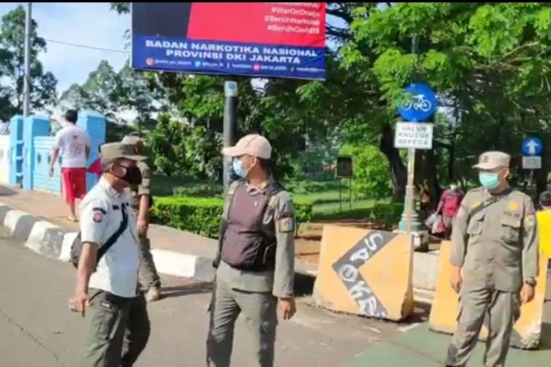 Satpol PP ingatkan warga terapkan prokes saat beraktivitas di KBT Satpol PP ingatkan warga terapkan prokes saat beraktivitas di KBT