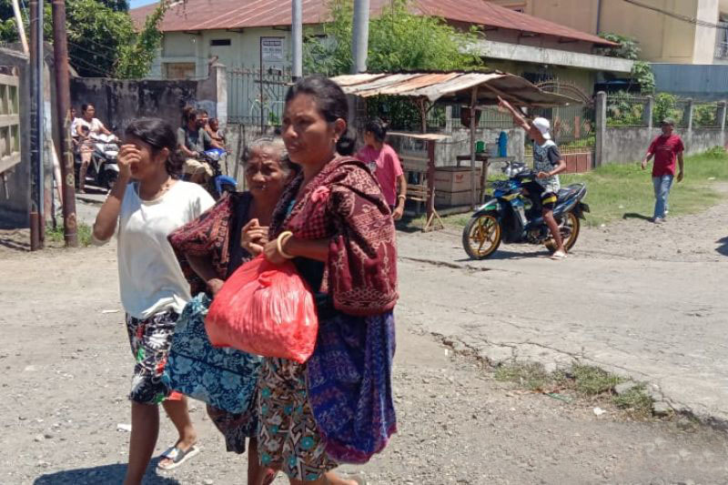Warga di Larantuka lari berhamburan saat gempa 7,5 magnitudo