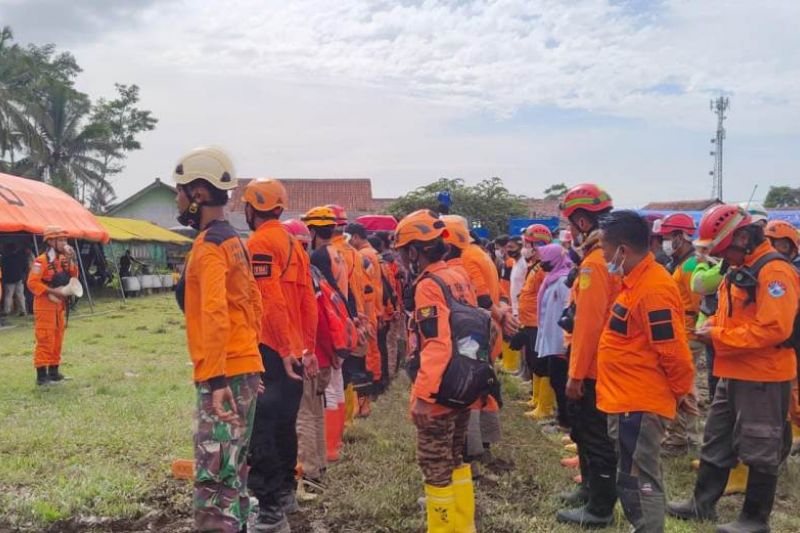 Tim SAR gabungan bentuk tiga unit pencarian korban Semeru Tim SAR gabungan bentuk tiga unit pencarian korban Semeru