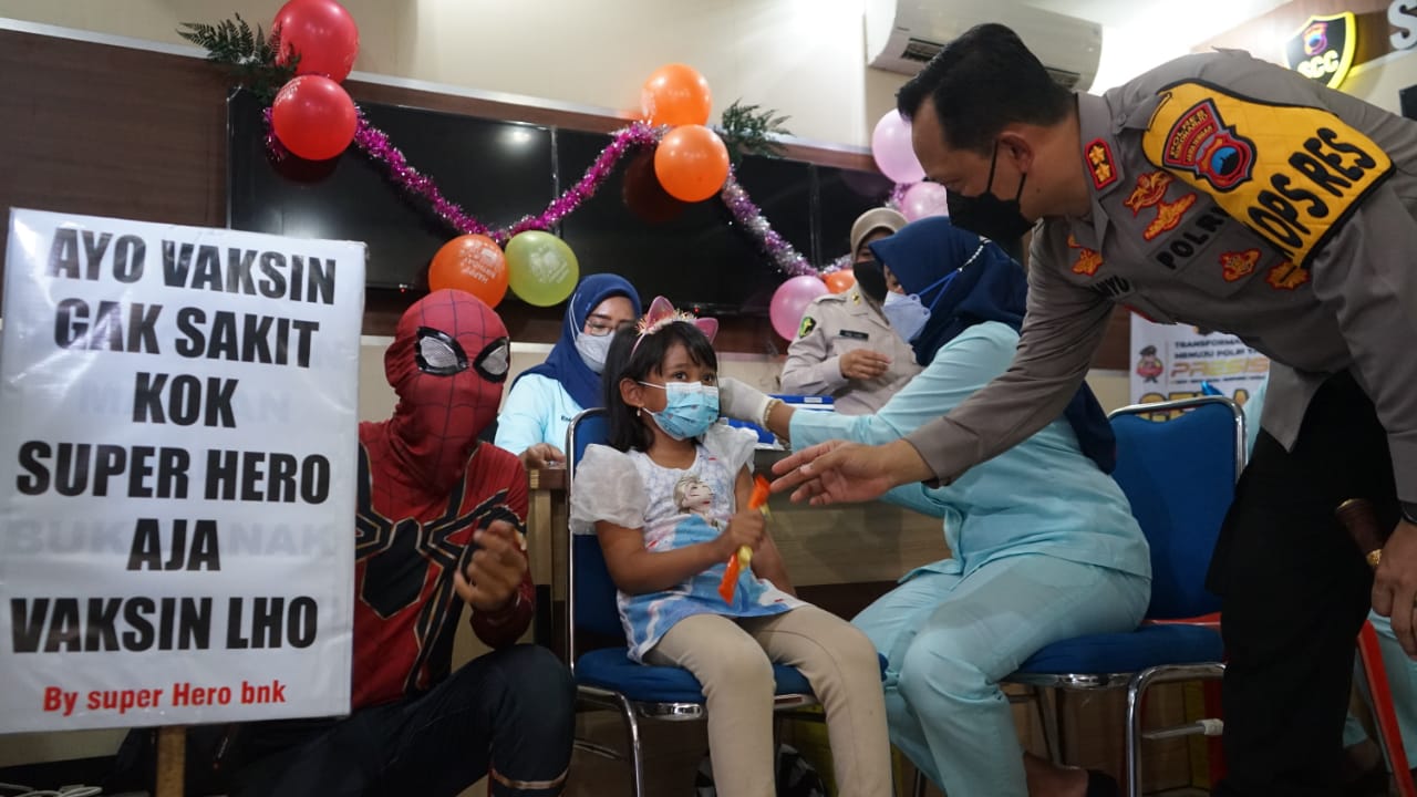 Spiderman dkk dampingi anak anak disuntik vaksin Covid-19 di Mapolres Sukoharjo