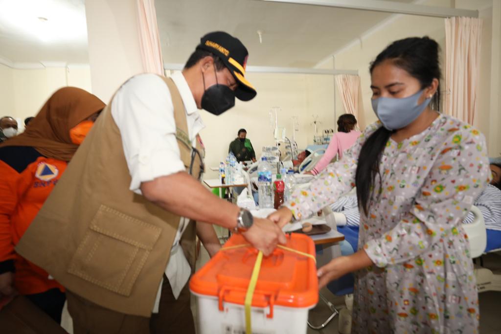 Kepala BNPB serahkan bantuan langsung kepada pasien terdampak APG erupsi Semeru Kepala BNPB serahkan bantuan langsung kepada pasien terdampak APG erupsi Semeru