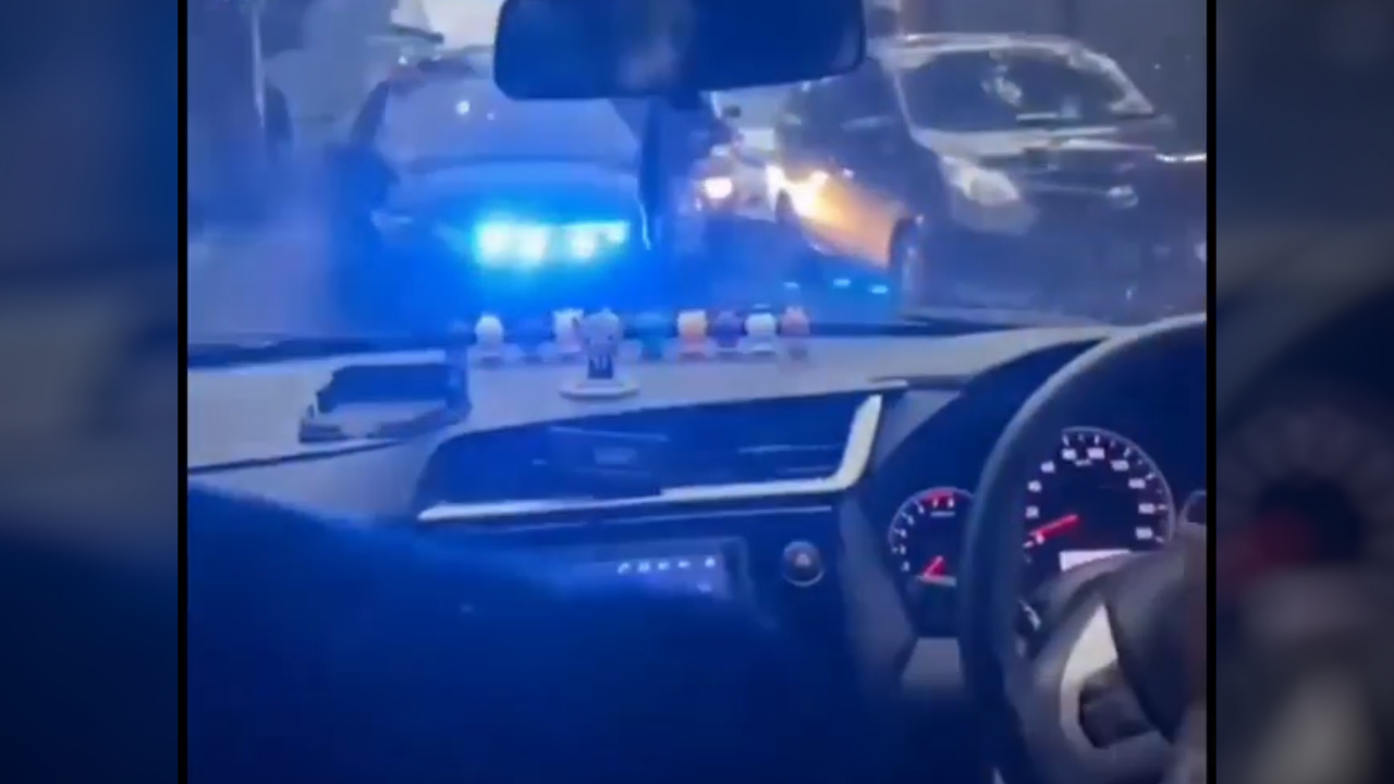 Viral mobil sedan melawan arus sambil menyalakan sirene dan strobo. Viral mobil sedan melawan arus sambil menyalakan sirene dan strobo.
