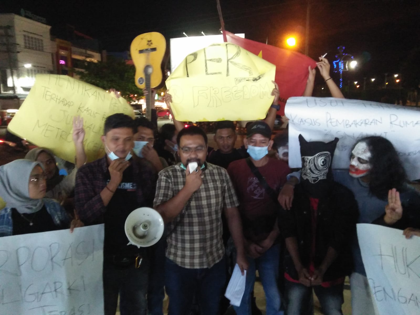 AJI Lhokseumawe gelar aksi tuntut maksimal pelaku kekerasan jurnalis AJI Lhokseumawe gelar aksi tuntut maksimal pelaku kekerasan jurnalis